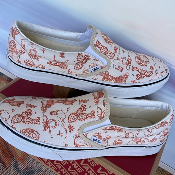 Vans Men’s Classic Slip-On 
Desert Vibes Turtledove/Tr Wht
VN0A5JLX8NL
Sneakers - Picture 11 of 16